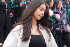 这又是谁的青春？安师大“校花”在运动会跳舞，男生眼睛都看直了图片