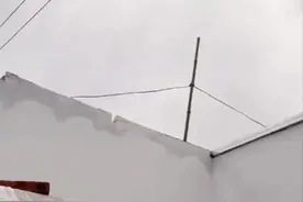 惊呆了！女子一觉睡醒发现房顶被吹走图片