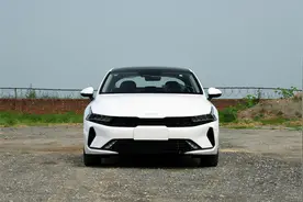 曾经很火爆，但是现在无人问津，起亚K5有一个弱点很明显图片