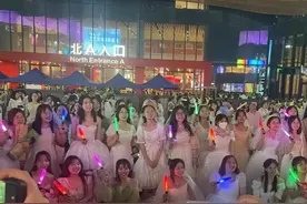 女粉穿婚纱参加演唱会，饭圈文化再秀下限，网友评论区正面对线！图片