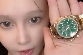 王思聪的表930万，唐嫣的手机壳4万，郭晶晶的上衣49元，差距在哪图片