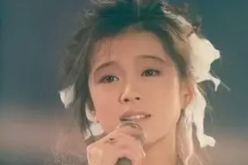 “元祖歌姬”中森明菜的穿搭真潮，衬衣、针织＋半裙，复古又时髦图片