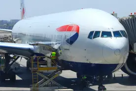 英国航空波音777客机起火，原因竟是副机长起飞时左右不分图片