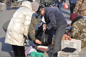72岁大爷骑行五十里地，卖6斤红小豆4元一斤，看顾客大婶给了多少图片
