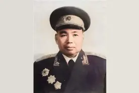53年许世友衣锦还乡，当众欲拔枪毙掉亲叔叔，老母亲赶忙下跪阻止图片