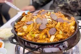 吉林省的非遗美食，98元1份肉给得多，3个外地男子吃到撑没吃完图片
