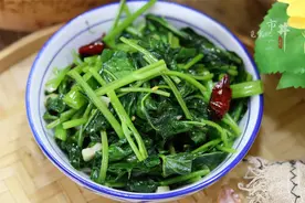 炒空心菜时，记得用上“半碗水”，空心菜翠绿不发黑，软和好吃图片