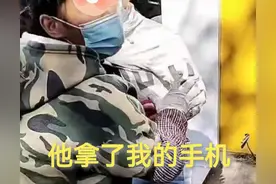 小伙偷偷去见网恋女友，却发现对方是大妈，当场呐喊：为何要撩我图片