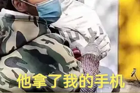 小伙偷偷去见网恋女友，却发现对方是大妈，当场呐喊：为何要撩我图片