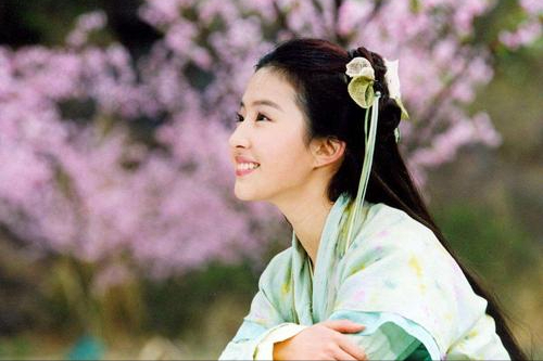 刘亦菲的妈妈刘晓莉：两婚两离，至今单身，长得比女儿还漂亮
