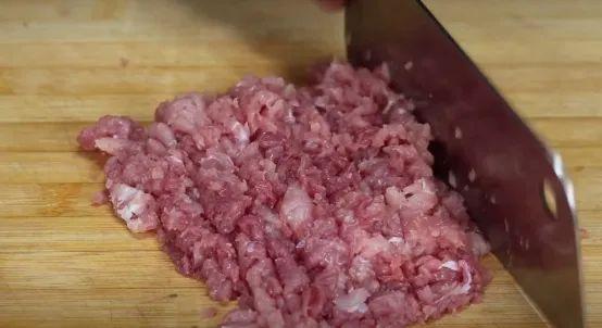 今天才知道，原来剁肉馅还有这个绝招！1分钟剁好，方法太棒了