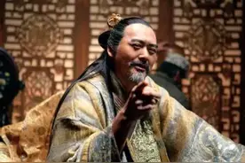 逃亡路上，妇女抱着大孩子，却让幼子步行，一道士看后：必有古怪图片