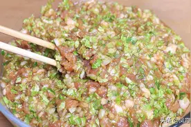 调白菜饺子馅，最好不要用盐杀水，教你一个小技巧，饺子滑嫩好吃图片