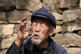 老农上交40斤黄金，上交之后才发现，装黄金的罐子才是无价之宝图片