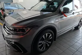 提了新车，你还绑红丝带在这几个地方吗？取下来吧，隐患太大了图片