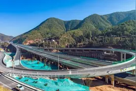 全球首条可充电公路！边行驶边充电，是革命性突破还是天方夜谭？图片