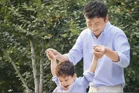 雷佳音拍亲子装大片，穿天蓝色衬衣配白色牛仔裤，清爽温柔又帅气图片