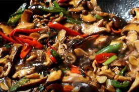 这才是香菇最好吃的做法，鲜嫩爽滑，做法简单易学，实在太下饭了图片