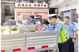瓜农无证驾车被查，桂林交警扣车后现场帮卖瓜图片