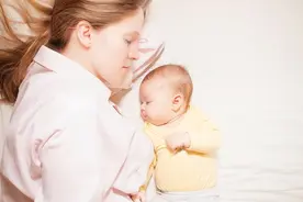 孩子梦境中舐吸，妈妈倦极欲睡，此等迹象已现，断夜奶时机已至。图片