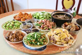 弟媳忙活半天准备一桌菜，发朋友圈火了，网友：伙食好，家里有矿图片