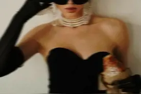 居家隔离的上海男女，已被逼疯？图片