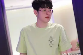 “rookie比我还能蹭”，doinb吐槽：你那么厉害怎么不进世界赛？图片