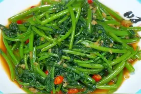 大厨分享蒜蓉茼蒿的家常做法，简单清爽，脆嫩入味，几分钟就出锅图片