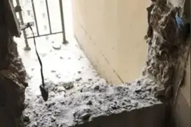 空调外机位变储物间？城管说“NO”图片