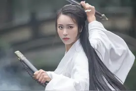 峨眉派出了个“提剑丢垃圾女侠”？图片