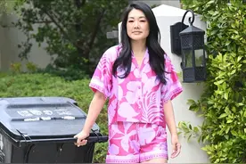 孔令华 粉色印花衬衫 粉色短裤 尽显窈窕淑女气质 现身洛杉矶街头！图片