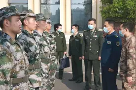 少将走进训练基地，为预定新兵加油打气图片