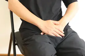 一紧张就想上厕所正常吗？也许是这4大疾病在作怪，最好提高警惕图片