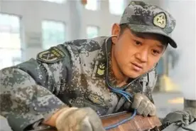 铁甲神医赵宗刚：一级军士长军衔，仅凭听声音就能查战车故障图片