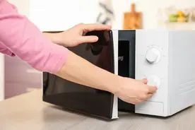 微波炉加热食物会导致有毒物质产生和致癌。这些说法是真实的吗？图片