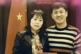 2010年河南女老板与下属成婚，相差19岁，50岁生下3胞胎过得怎样图片