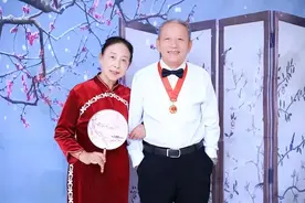 56岁的女老板和30岁的帅小伙结婚，婚后，小伙打起老板女儿的主意图片