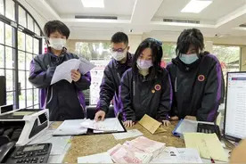 上大附中开展学雷锋义卖活动筹款助学图片