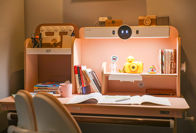 家长减负科学伴学，作业帮AI学习桌梦想家到底有何魅力？