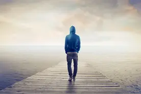 男人过了35岁，没有家庭和事业，请提前做好“三种准备”图片