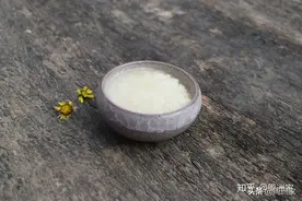 买的蜂蜜结晶凝固成固体了，这样的蜂蜜是真的吗，质量好不好？图片