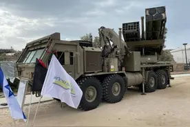 以色列PULS火箭炮，配置多元化发射架，对远近目标能同步打击！图片