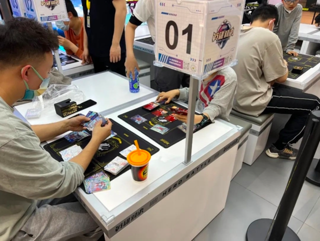 200万集不齐奥特曼卡，中国一亿小学生正在破产？