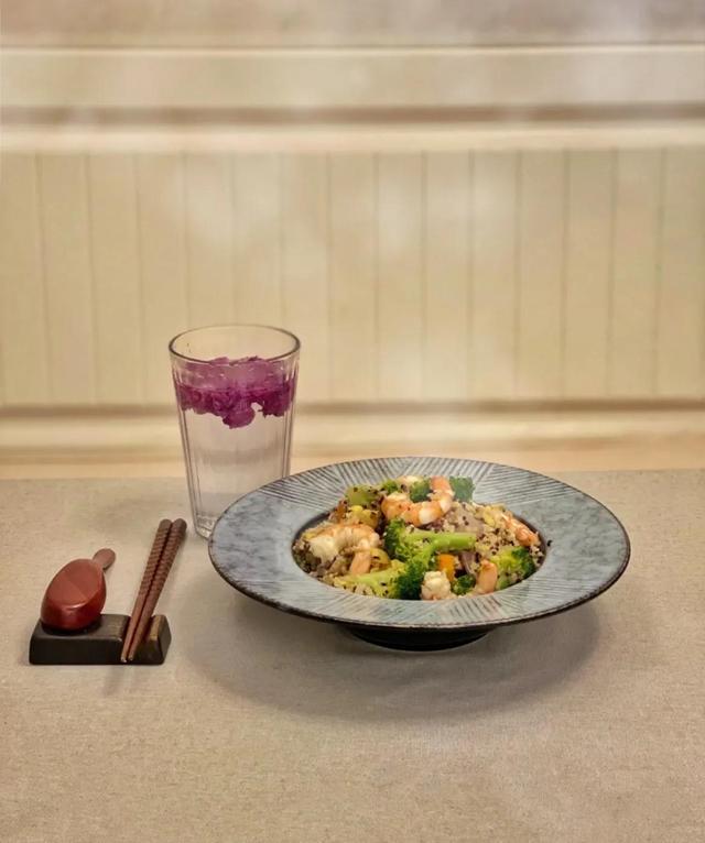 营养健康晚餐藜麦蛋炒饭