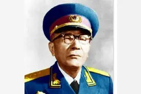 开国将军探亲，路上偶遇赶车的老汉闲聊，到家才发现竟然是父亲图片