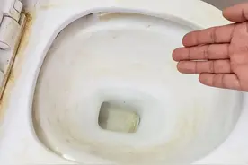 在马桶里撒上一把，马桶黄渍轻松解决！好多人不懂，超级好用！图片