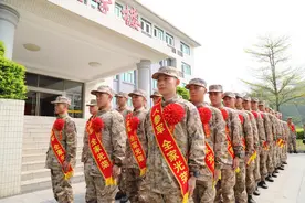 又是一年送兵时——广东省江门市热血青年奔赴军营图片