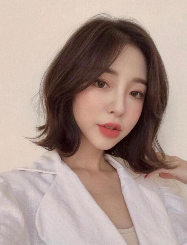 几种"脸小"发型,s型外翘短发vs内扣短发,哪种发型你更喜欢?