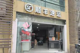 武汉救人顺丰小哥否认“扯口罩阿姨不礼貌”：她没恶意，很热情，只是想拍照发朋友圈图片