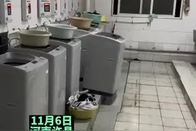 学校洗衣机突然“出逃”，学生：我该怎么拿衣服图片
